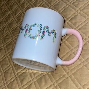 $8   Sweet MOM mug. Size in pictures. No chips.